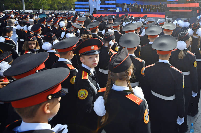 На общегородской линейке 1 сентября выстроились школьники в кадетской форме