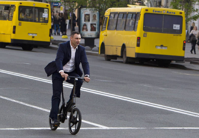 Если Виталий Кличко будет лишен полномочий главы столичной администрации и останется только мэром Киева, он станет во многом церемониальной фигурой без реальных рычагов власти