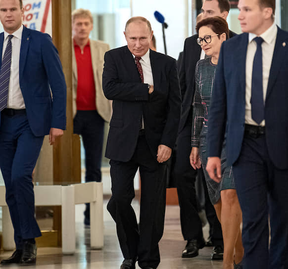 Еще только войдя в зал, Владимир Путин стал нащупывать в кармане паспорт. Все-таки это для него каждый раз новое, хорошо забытое ощущение