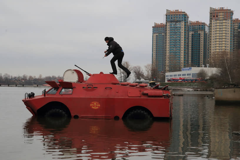 Списанные бронетранспортеры и другая армейская техника встали на прикол из-за позиции Минсельхоза и Гостехнадзора