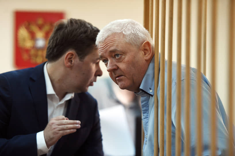 Адвокат Илья Новиков (слева) отказывается публично обсуждать возможность обмена Фруде Берга (справа). «Я это не комментирую. Это слишком деликатное дело»,— заявил он “Ъ”