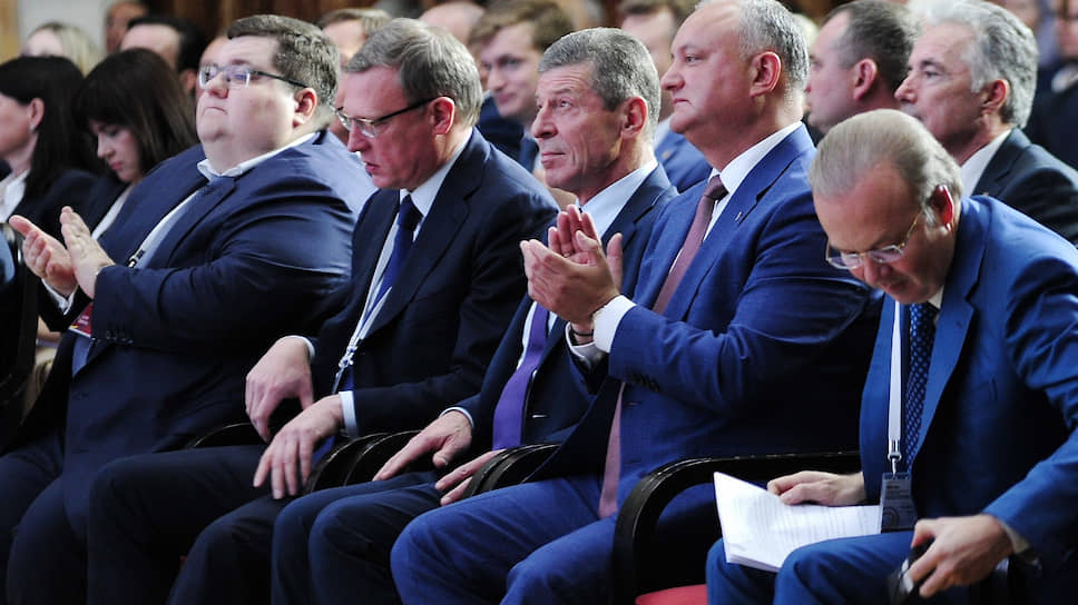 Президент Молдавии Игорь Додон (второй справа на переднем плане) смог лично поблагодарить российского вице-премьера Дмитрия Козака (в центре) за перезапуск двусторонних отношений
