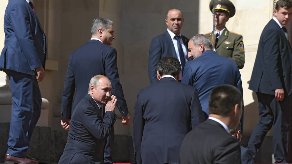Президент России Владимир Путин (в центре) и премьер-министр Армении Никол Пашинян