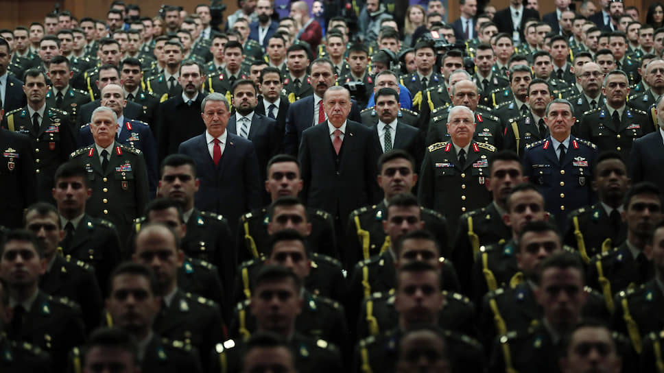 Введенные Вашингтоном санкции не способны заставить турецкую армию во главе с президентом Реджепом Тайипом Эрдоганом (в центре) отказаться от военной операции в Сирии