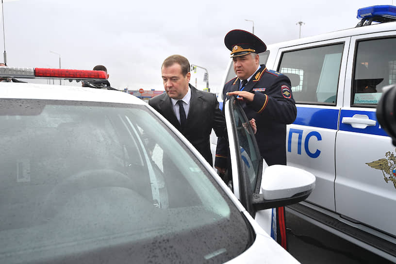 Председатель правительства России Дмитрий Медведев (слева) и начальник ГУОБДД МВД России Михаил Черников