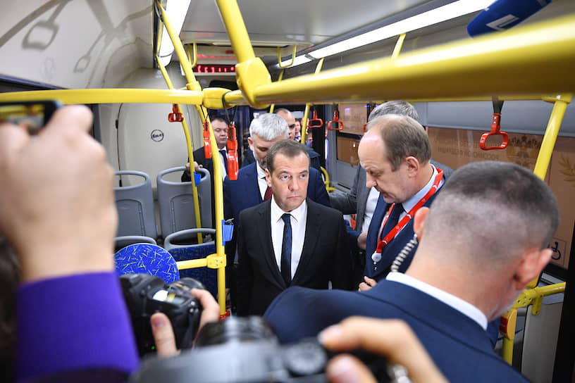 На открывшейся в Екатеринбурге выставке «Дорога-2019» главе правительства Дмитрию Медведеву показали, на чем граждане будут ездить по безопасным и качественным дорогам будущего