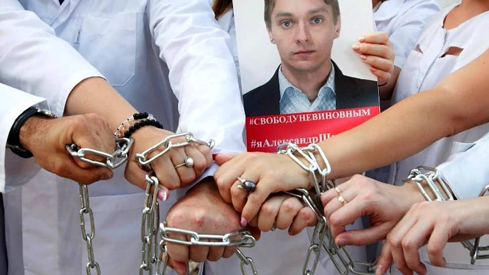 Акция астраханских врачей в знак поддержки психиатру Александру Шишлову