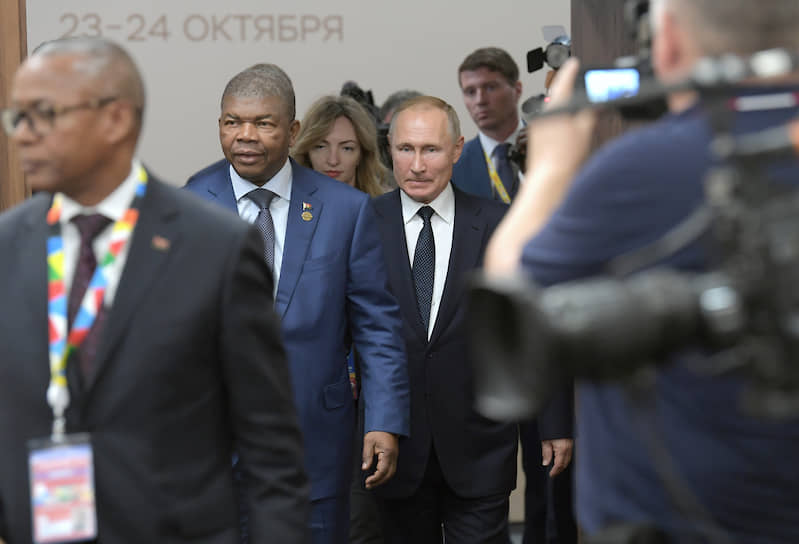 Президент России Владимир Путин (в центре) и президент Анголы Жуан Лоренсу (второй слева) 