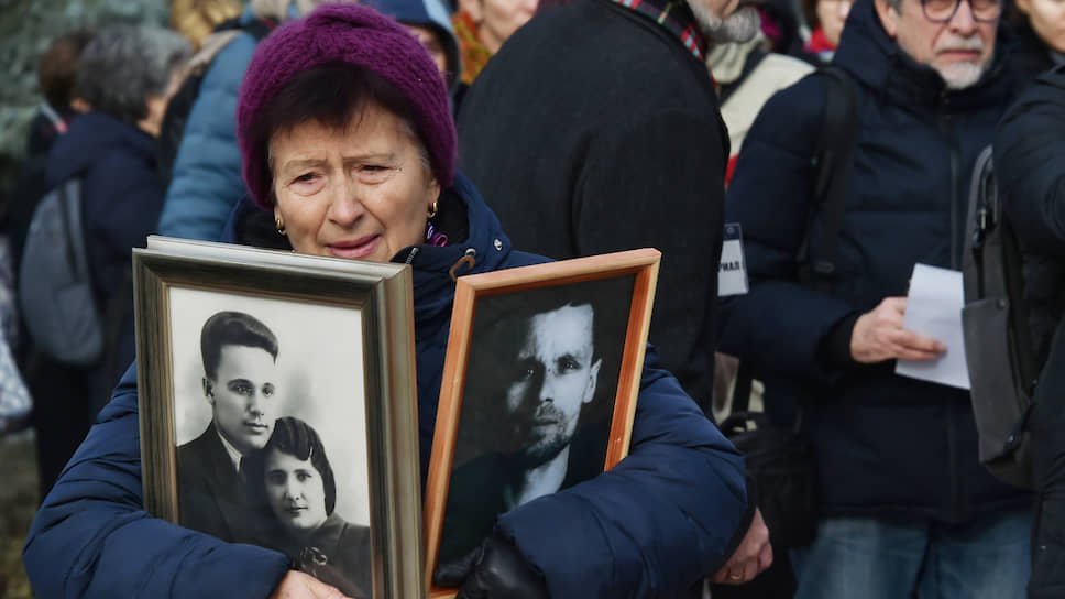 Возле Соловецкого камня зачитывали список расстрелянных москвичей и вспоминали репрессированных родственников