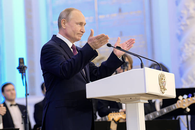 Владимир Путин в этот день дал иностранным подданным все, что мог, то есть 16 орденов и медалей