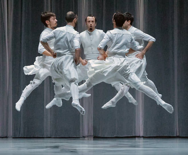 Коленца баскского национального танца оказались неожиданно сходными с классической балетной лексикой