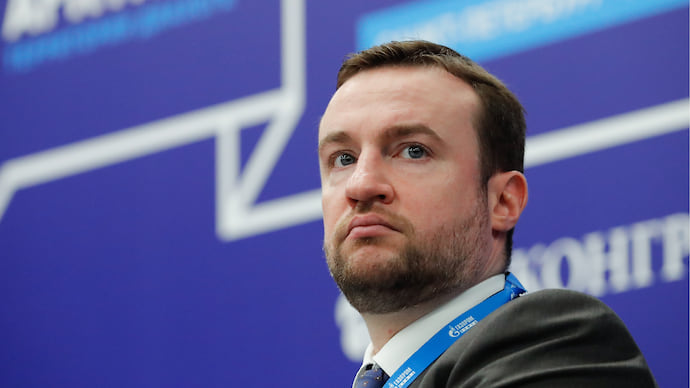 Андрей Патрушев занял место в вагоне