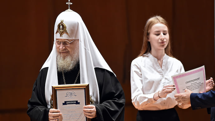 Школьникам передадут духовный код