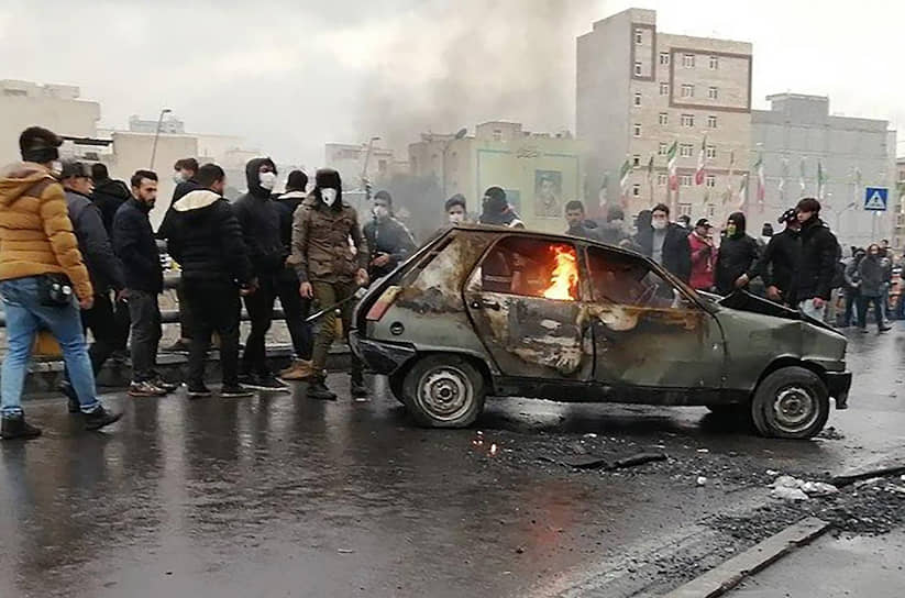 В ходе протестов не обошлось без беспорядков: недовольные иранцы блокировали дороги, громили витрины магазинов и банков, поджигали заправки