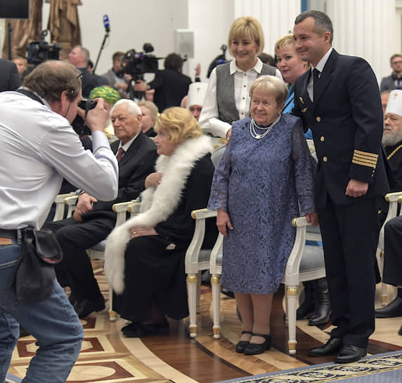В этот день в Кремле награждали и фотографировали и в самом деле выдающихся людей 