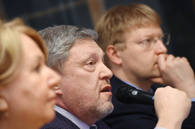 Григорий Явлинский (в центре) не дал однозначного ответа на вопрос о своем участии в выборах, в которых будут участвовать Эмилия Слабунова и Николай Рыбаков