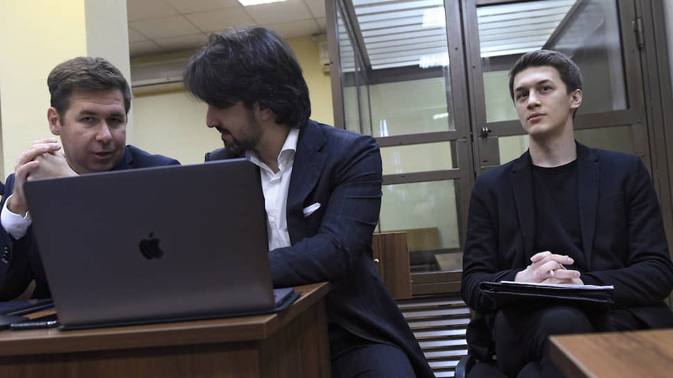 Студент ВШЭ Егор Жуков (справа) заявил, что хочет видеть в согражданах «ответственность и любовь»
