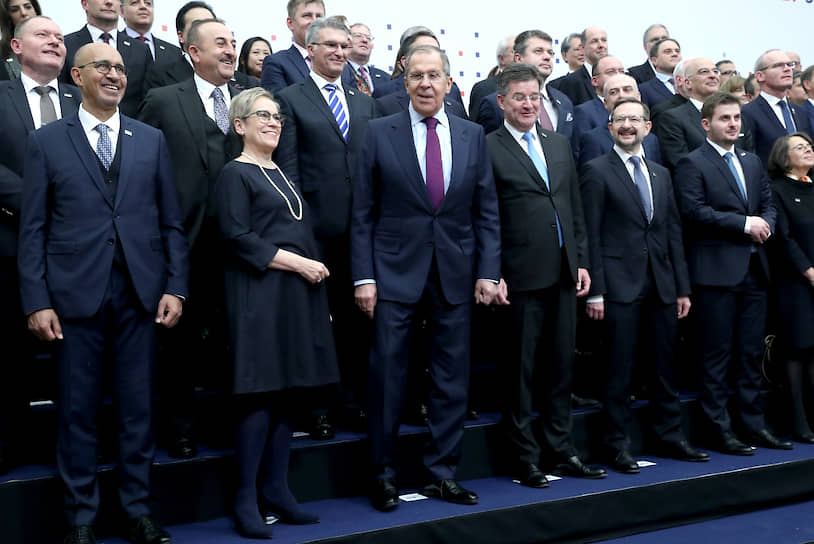 Главе МИД РФ Сергею Лаврову удавалось постоянно быть в первых рядах — как в очереди на выступление, так и во время фотографирования