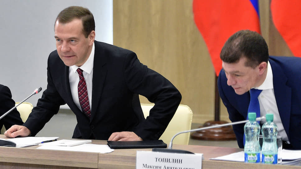 Председатель правительства России дмитрий Медведев и министр труда и социальной защиты России Максим Топилин