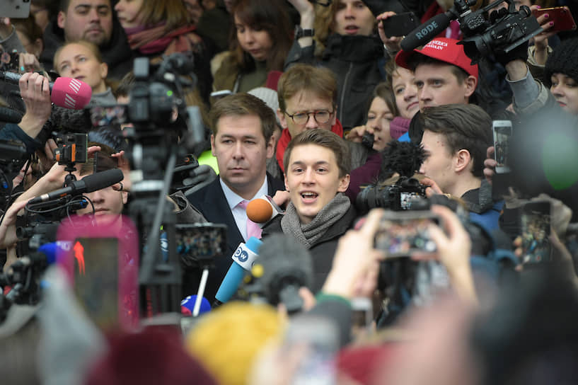 Егор Жуков (в центре) после оглашения приговора заявил: «Я рад, что на свободе, но тем не менее это совершенно несправедливо»