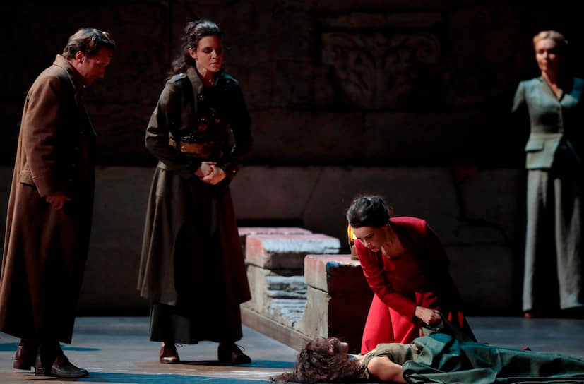 Дидона в исполнении Анны Горячевой (на коленях) — единственное яркое пятно в малоудачном спектакле