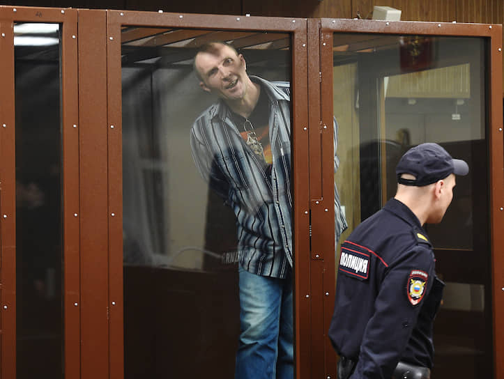 Из-за стекла «аквариума» Эдуард Малышевский не убедил суд разобраться в причинах, по которым он разбил стекло полицейского автобуса