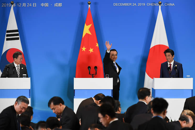 Премьер Госсовета КНР Ли Кэцян (в центре) призвал премьер-министра Японии Синдзо Абэ (справа) и президента Южной Кореи Мун Чжэ Ина (слева) развивать сотрудничество без оглядки на США