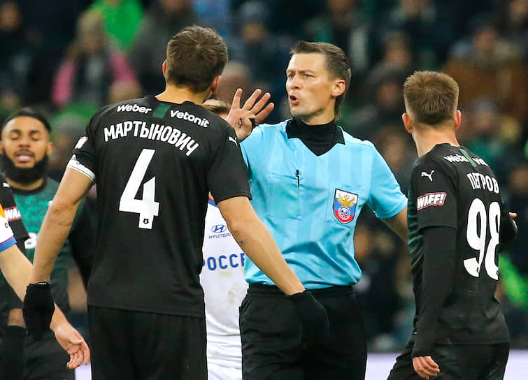 Несмотря на внедрение VAR, обсуждение работы судей так и осталось заметным фактором как во время, так и после матчей чемпионата России