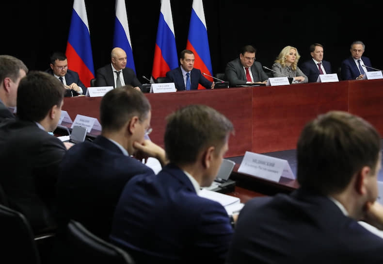 Председатель правительства РФ Дмитрий Медведев (в центре) во время совещания в театре Et Cetera по контрольно-надзорной деятельности