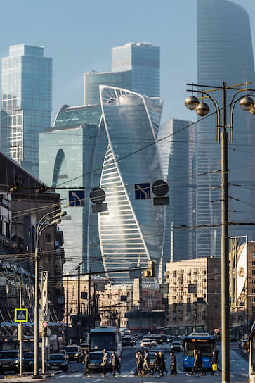 Бурно растущая и диверсифицированная экономика Москвы приближает столицу к мировым финансовым центрам, отдаляя от остальной России