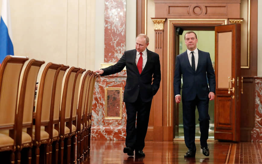 В неожиданный конституционный поворот, предпринятый президентом Владимиром Путиным, премьер-министр Дмитрий Медведев себя не вписал