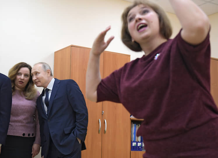 В школе искусств Владимир Путин, пока все пели, поговорил