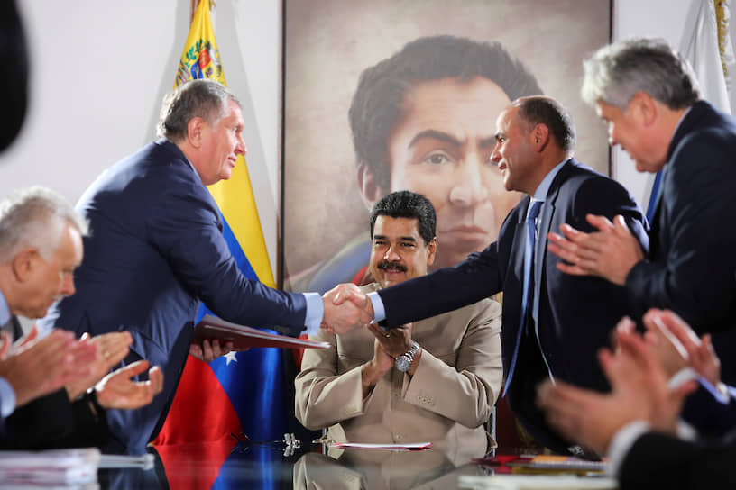 Глава «Роснефти» Игорь Сечин пожимает руку министру нефти Венесуэлы Мануэлю Кеведо перед президентом Венесуэлы Николасом Мадуро