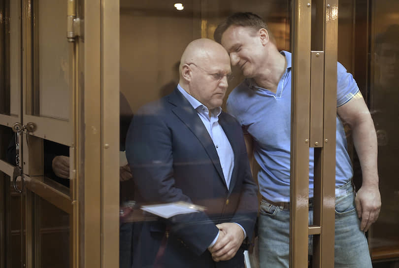 Гособвинение считает, что Александр Дрыманов (справа) заслуживает самого сурового наказания
