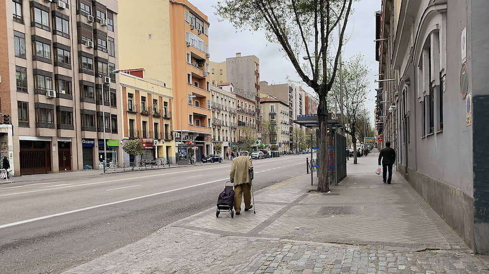 В центре Мадрида людей буквально единицы: жители столицы заперты в квартирах, из которых могут выйти лишь за продуктами или в аптеку