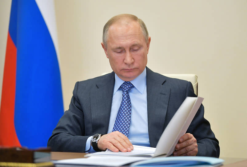 Владимир Путин внимательно исследовал текст своей речи