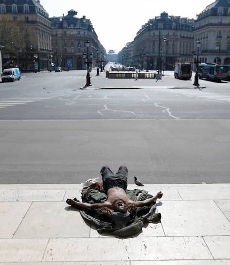 Когда все сидят по домам, в Париже стали еще заметнее бездомные, наслаждающиеся весенним солнцем и свободой на опустевших улицах и площадях