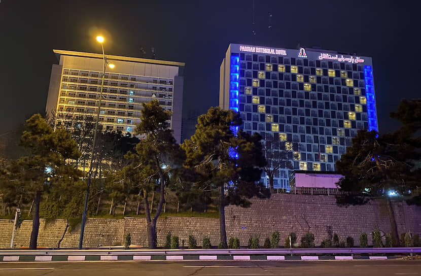 Поскольку клиентов нет, отель Parsian Esteghlal включает свет в номерах так, чтобы украсить внешний вид пустующего здания