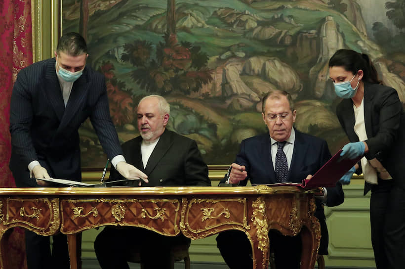 Главы МИД России и Ирана Сергей Лавров и Мохаммад Джавад Зариф подписали декларацию, демонстрирующую, что Москва и Тегеран отвергают попытки Вашингтона задействовать механизм жестких антииранских санкций
