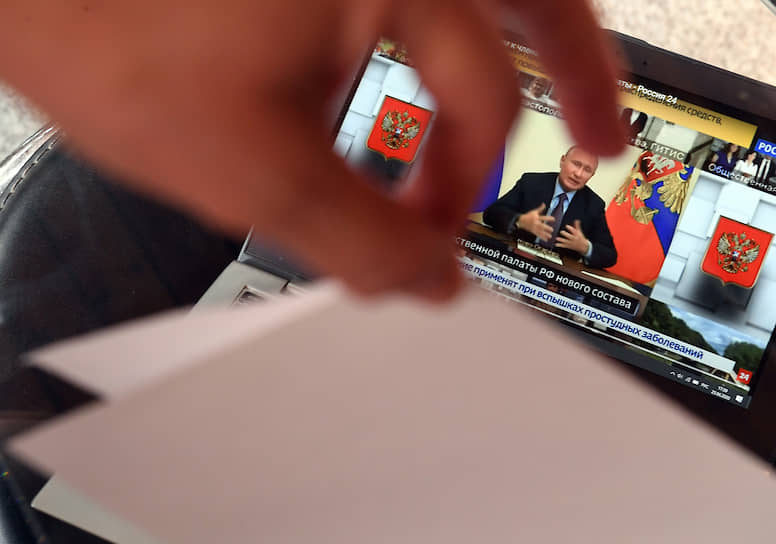 В день начала голосования о поправках Владимир Путин заботился о том, чтобы они прошли под наблюдением