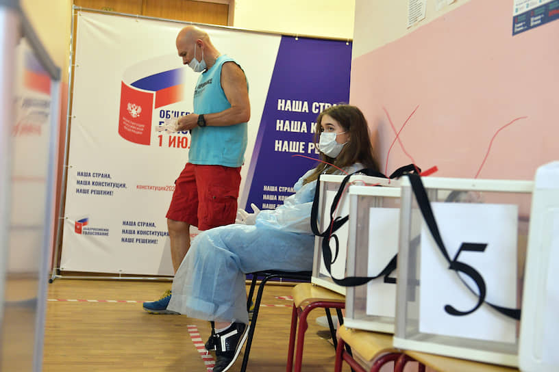 Люди во время голосования на избирательном участке