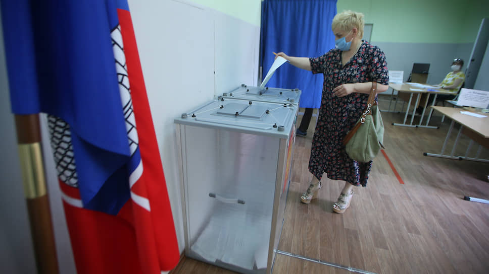 Люди во время голосования на избирательном участке в школе №49 в Ростове-на-Дону