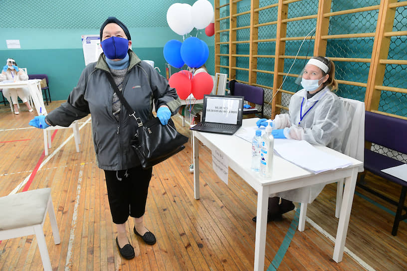 Голосование на избирательном участке, расположенном в средней общеобразовательной школе №12 Василеостровского района Санкт-Петербурга