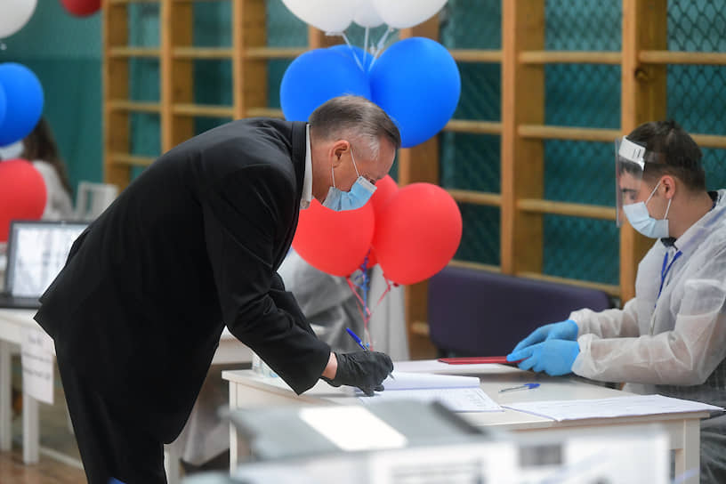 Губернатор Санкт-Петербурга Александр Беглов во время голосования на избирательном участке