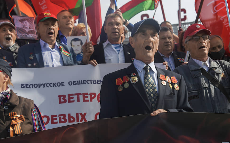 У подножия монумента Победы и Вечного огня митинг не угасал