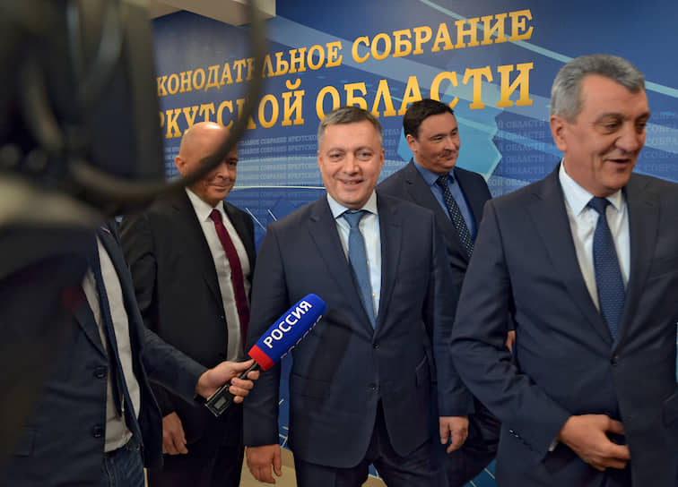 Полпред президента в СибФО Сергей Меняйло (справа) рассчитывает, что с Игорем Кобзевым (в центре) дело иметь будет проще, чем с его предшественником на посту главы Иркутской области