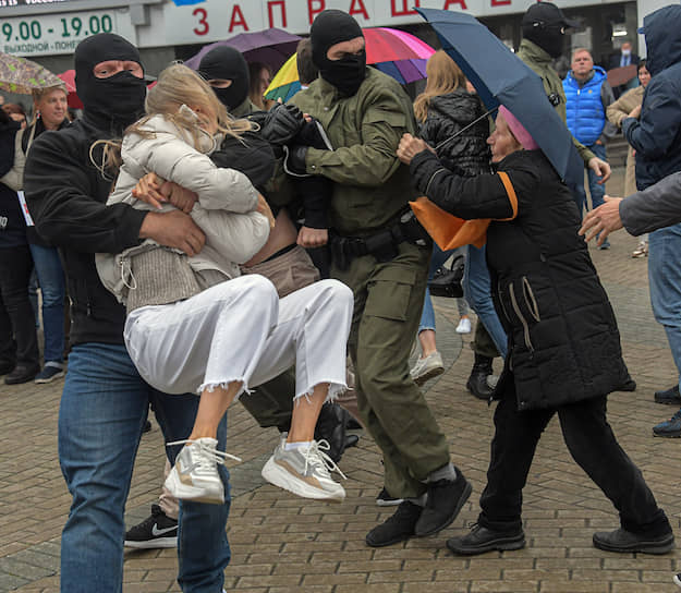 Теперь в Минске задерживают и девушек тоже