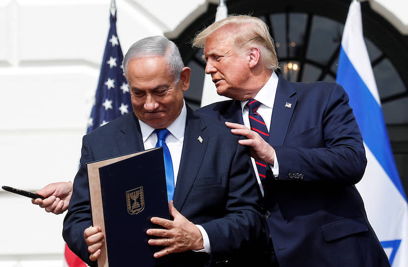 Президент США Дональд Трамп считает историческим прорывом соглашения, подписанные при его содействии премьером Израиля Биньямином Нетаньяху (слева) и двумя министрами иностранных дел — Бахрейна и ОАЭ. Но этого вряд ли хватит ему для переизбрания