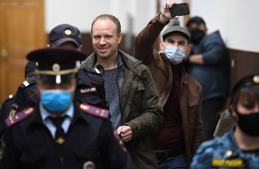 Иркутский депутат Андрей Левченко (в центре) не смог убедить московский суд отпустить его под подписку о невыезде