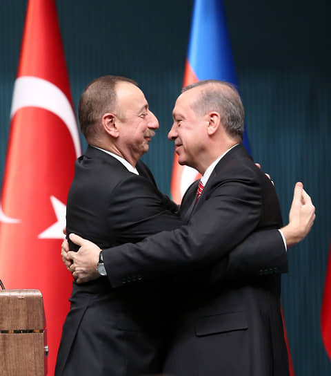 Азербайджан, собирающийся продолжать наступление, и поддерживающая его Турция оказались в дипломатическом меньшинстве (на фото: президенты Азербайджана и Турции Ильхам Алиев и Реджеп Тайип Эрдоган)